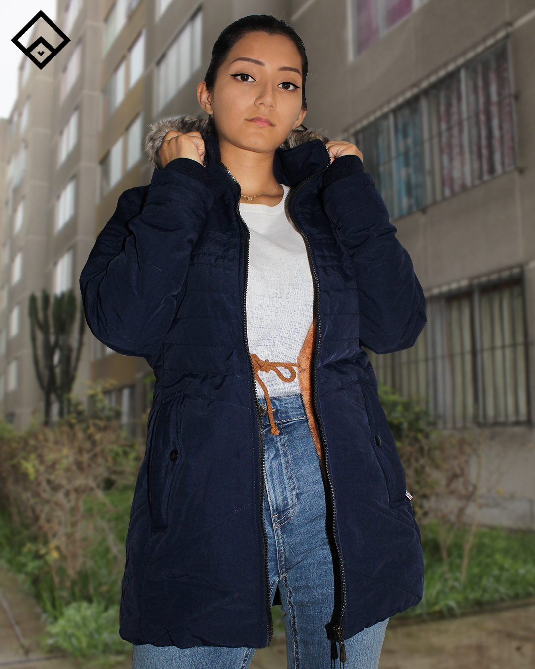 mujer con parka azul marino